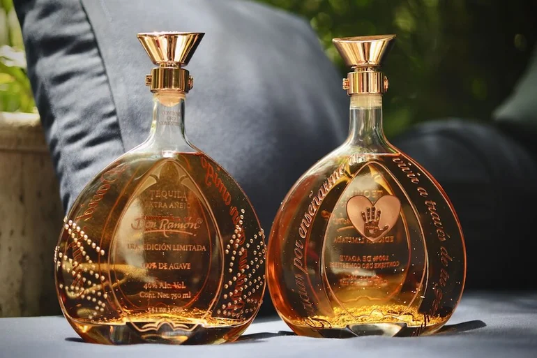 Imagen de fondo de casa Metl sobre dos botellas de la edición 25 aniversario de tequila Don Ramón.