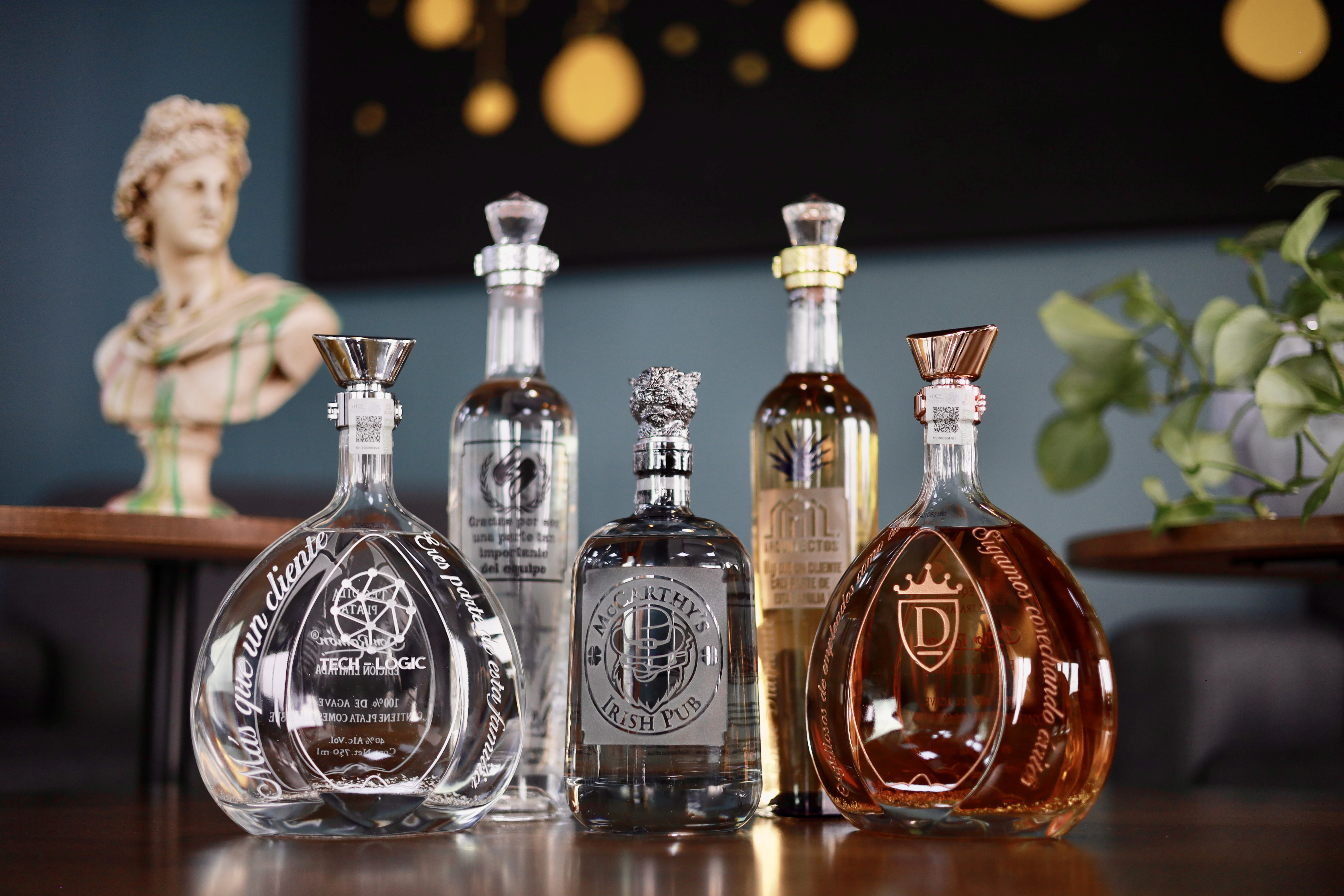 Imagen de fondo de casa Metl sobre una fábrica de tequila en funcionamiento.